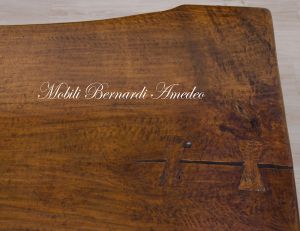 Tavolo in legno massello formato da una sola asse in noce nazionale