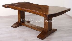 Tavolo in legno massello formato da una sola asse in noce nazionale