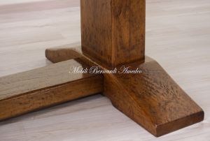 Tavolo in legno massello formato da una sola asse in noce nazionale