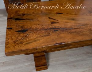 Tavolo massiccio con piano formato da una unica asse di noce secolare legno antico