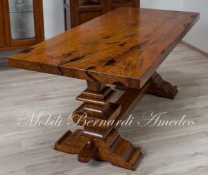 Tavolo massiccio con piano formato da una unica asse di noce secolare legno antico