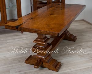 Tavolo massiccio con piano formato da una unica asse di noce secolare legno antico