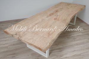 Tavolone costruito in olivo massiccio con piano formato da due sole assi affiancate assieme