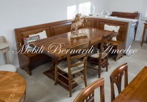 Tavolo fratino in legno massiccio con panca ad angolo e sedie abbinate produzione artigianale italiana
