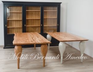Tavoli realizzati artigianalmente in ulivo con gambe tornite moderne