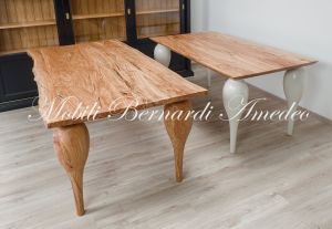 Tavoli realizzati artigianalmente in ulivo con gambe tornite moderne