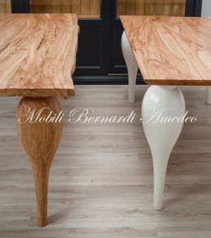 Tavoli realizzati artigianalmente in ulivo con gambe tornite moderne