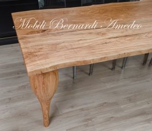 Tavolo costruito artigianalmente in legno di ulivo massiccio con gambe tornite moderne