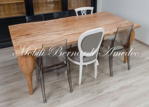 Tavolo costruito artigianalmente in legno di ulivo massiccio con gambe tornite moderne