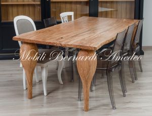 Tavolo costruito artigianalmente in legno di ulivo massiccio con gambe tornite moderne