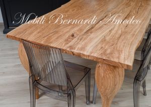 Tavolo costruito artigianalmente in legno di ulivo massiccio con gambe tornite moderne