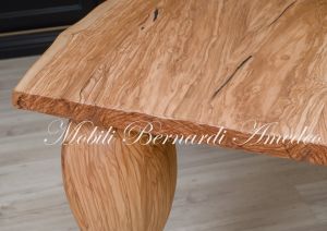 Tavolo costruito artigianalmente in legno di ulivo massiccio con gambe tornite moderne