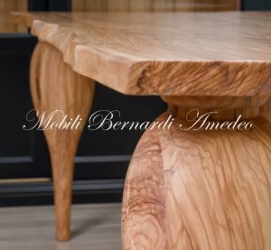 Tavolo costruito artigianalmente in legno di ulivo massiccio con gambe tornite moderne