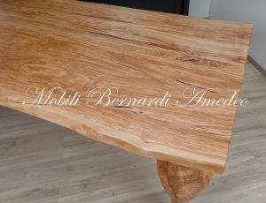 Tavolo costruito artigianalmente in legno di ulivo massiccio con gambe tornite moderne