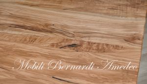 Tavolo costruito artigianalmente in legno di ulivo massiccio con gambe tornite moderne