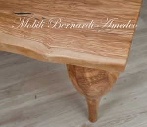 Tavolo costruito artigianalmente in legno di ulivo massiccio con gambe tornite moderne