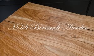 Tavolo costruito artigianalmente in legno di ulivo massiccio con gambe tornite moderne