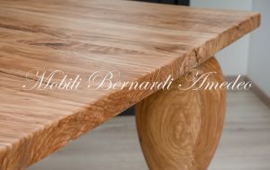 Tavolo costruito artigianalmente in legno di ulivo massiccio con gambe tornite moderne
