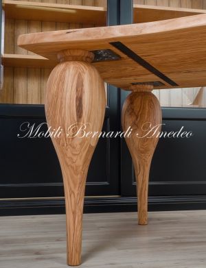 Tavolo costruito artigianalmente in legno di ulivo massiccio con gambe tornite moderne