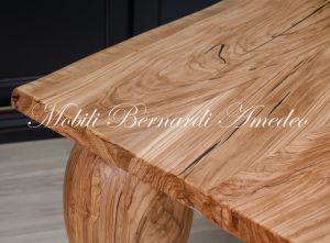 Tavolo costruito artigianalmente in legno di ulivo massiccio con gambe tornite moderne