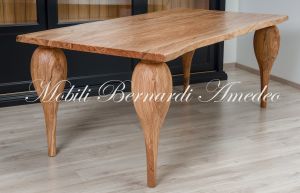 Tavolo costruito artigianalmente in legno di ulivo massiccio con gambe tornite moderne