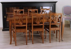 Tavolo classico in legno con prolunghe estraibili e piano intarsiato