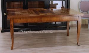 Tavolo classico in legno con prolunghe estraibili e piano intarsiato