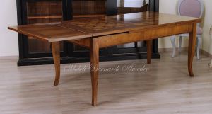 Tavolo classico in legno con prolunghe estraibili e piano intarsiato