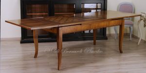 Tavolo classico in legno con prolunghe estraibili e piano intarsiato