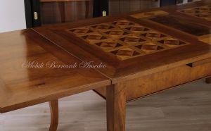 Tavolo classico in legno con prolunghe estraibili e piano intarsiato