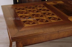 Tavolo classico in legno con prolunghe estraibili e piano intarsiato