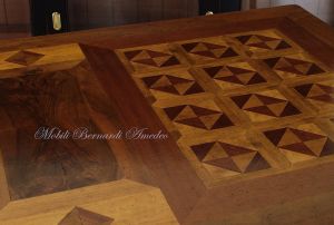 Tavolo classico in legno con prolunghe estraibili e piano intarsiato