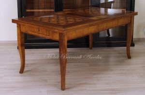Tavolo classico in legno con prolunghe estraibili e piano intarsiato