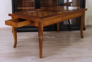 Tavolo classico in legno con prolunghe estraibili e piano intarsiato
