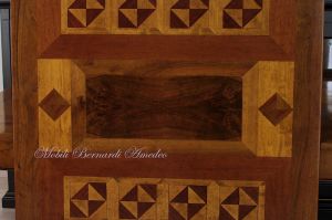 Tavolo classico in legno con prolunghe estraibili e piano intarsiato