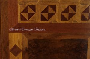 Tavolo classico in legno con prolunghe estraibili e piano intarsiato