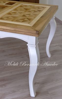 Tavolo in noce con prolunghe gambe curve bianche