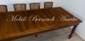 Tavolo da pranzo in legno di noce con prolunghe centrali stile classico
