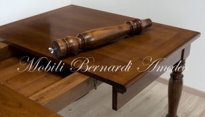 Tavolo da pranzo in legno di noce con prolunghe centrali stile classico