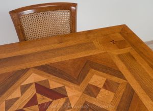 Tavolo da soggiorno in legno di noce nazionale con intarsi e prolunghe stile classico contemporaneo