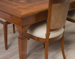 Tavolo da soggiorno in legno di noce nazionale con intarsi e prolunghe stile classico contemporaneo
