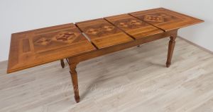 Tavolo da soggiorno in legno di noce nazionale con intarsi e prolunghe stile classico contemporaneo