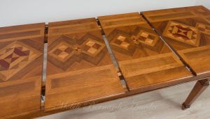 Tavolo da soggiorno in legno di noce nazionale con intarsi e prolunghe stile classico contemporaneo