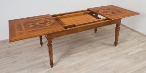 Tavolo da soggiorno in legno di noce nazionale con intarsi e prolunghe stile classico contemporaneo