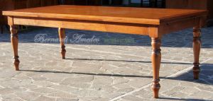 Tavolo in legno di noce con prolunghe estraibili