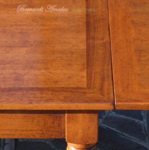 Tavolo in legno di noce con prolunghe estraibili