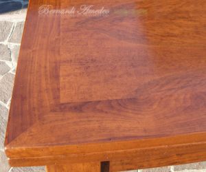 Tavolo in legno di noce con prolunghe estraibili
