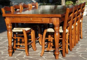 Tavolo in legno di noce con prolunghe estraibili