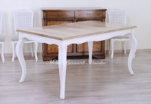 Tavolo con prolunghe in noce chiaro e bianco anticato