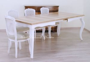 Tavolo con prolunghe in noce chiaro e bianco anticato